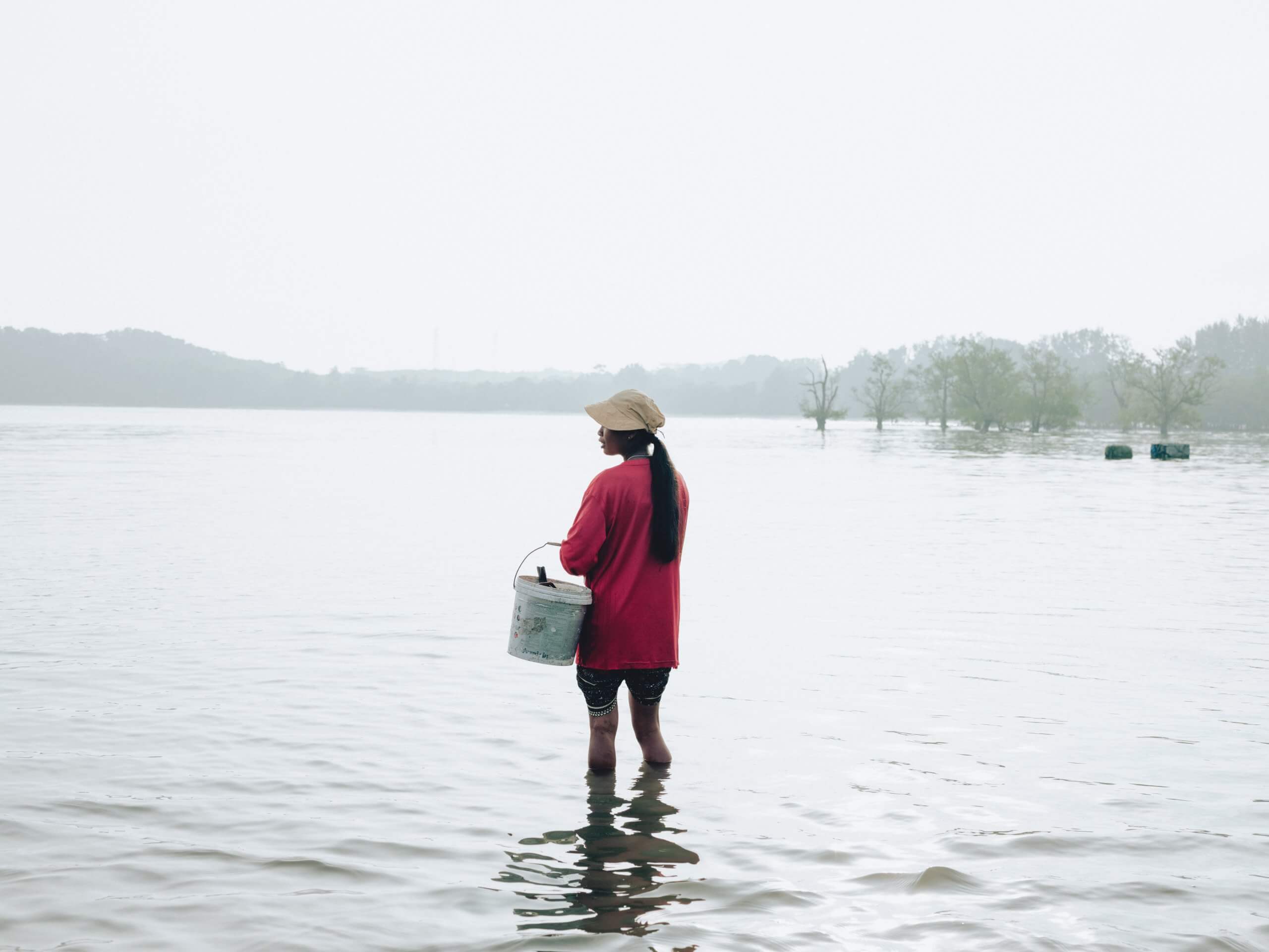 คลื่นกระทบฝั่ง (สำ) น. เรื่องราวที่ครึกโครมขึ้นมาแล้วกลับเงียบหายไป